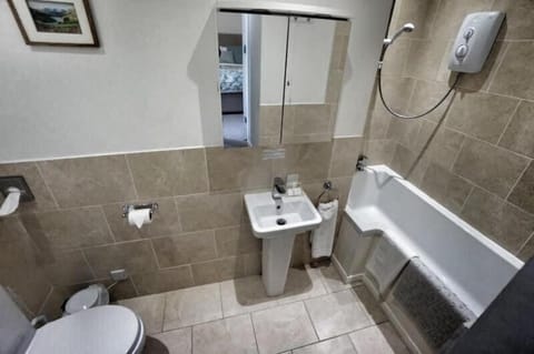 Comfort Double Room | Bathroom | Shower, free toiletries, hair dryer, towels