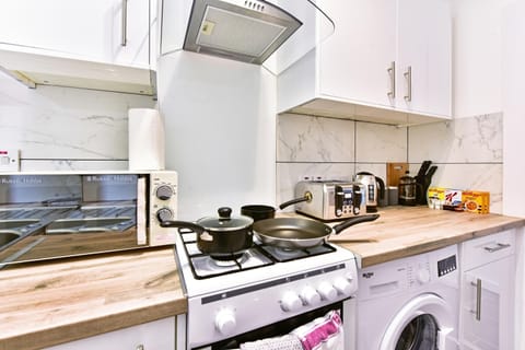 Classic Apartment | Private kitchen | Full-size fridge, microwave, oven, stovetop