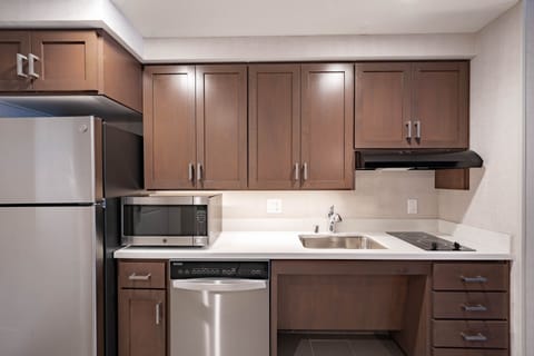 Full-size fridge, microwave, oven, stovetop