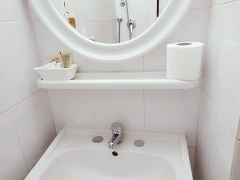 Single Room, 1 Bedroom | Bathroom | Shower, towels