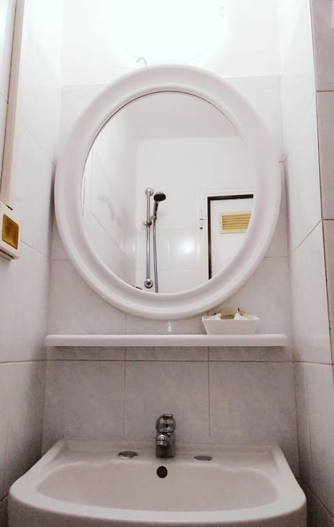 Single Room, 1 Bedroom | Bathroom | Shower, towels