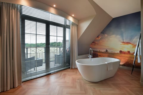 Suite (Sunset) | Bathroom | Combined shower/tub, free toiletries, hair dryer, towels