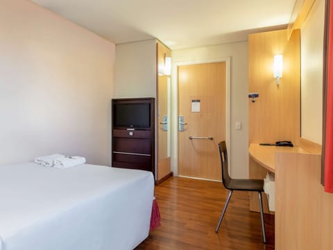 Standard Apartment, 1 Double Bed, Accessible | Minibar, in-room safe, desk, soundproofing