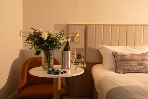 Studio Suite | In-room safe, desk, blackout drapes, iron/ironing board