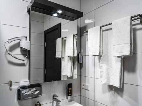 Shower, hair dryer, heated floors, towels