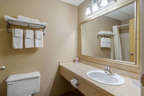 Standard Room, 1 Queen Bed, Smoking | Bathroom | Combined shower/tub, hair dryer, towels