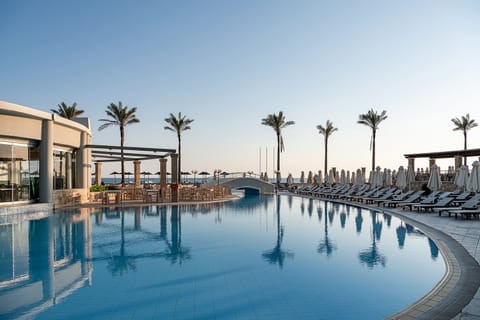 4 outdoor pools, open 10:00 AM to 6:00 PM, sun loungers