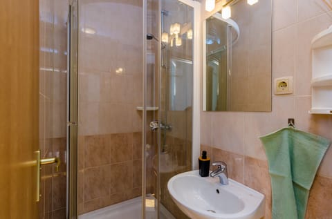 Double Room (Double Room with City View) | Bathroom | Shower, towels