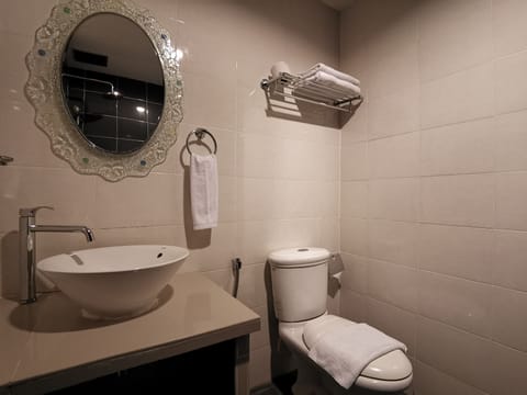 Deluxe Suite, 1 King Bed, Hill View | Bathroom | Shower, rainfall showerhead, free toiletries, hair dryer