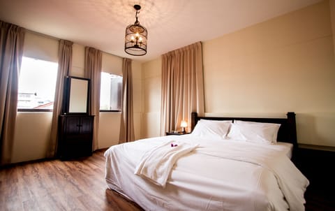 Deluxe Suite, 1 King Bed, Hill View | Desk, soundproofing, iron/ironing board, free WiFi