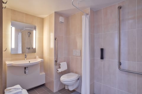 Standard Double Room | Accessible bathroom