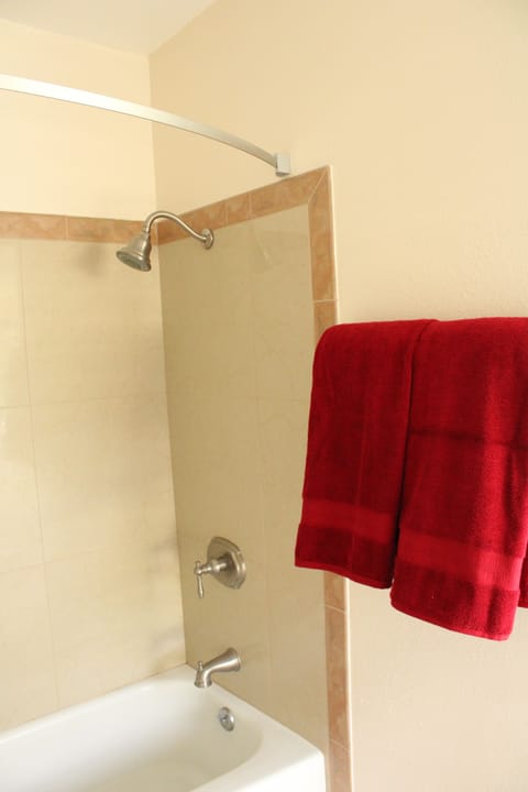 Standard Room, 1 Queen Bed (Newly remodeled bathrooms) | Bathroom | Combined shower/tub, towels