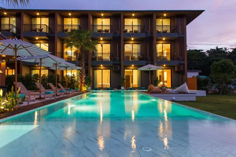 Outdoor pool, sun loungers