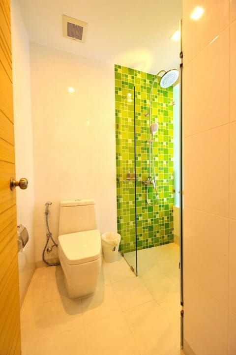 Deluxe Room, Pool View | Bathroom | Shower, rainfall showerhead, hair dryer, slippers
