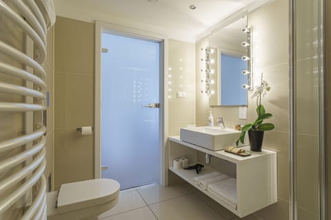 Studio Suite | Bathroom | Shower, free toiletries, hair dryer, slippers