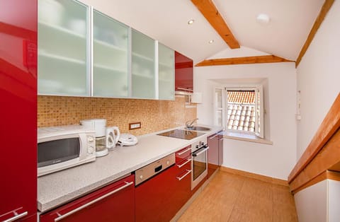 Studio Apartment Espana 3 | Private kitchen | Full-size fridge, oven, stovetop, dishwasher