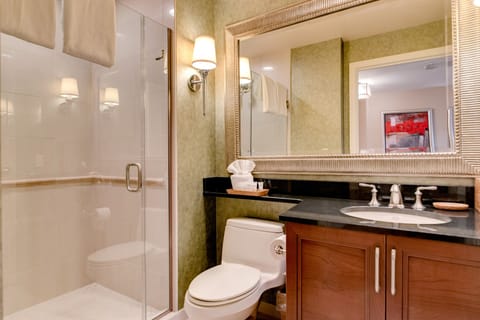 Penthouse Floor Two-Bedroom - Strip View & Balcony | Bathroom | Separate tub and shower, jetted tub, free toiletries, hair dryer