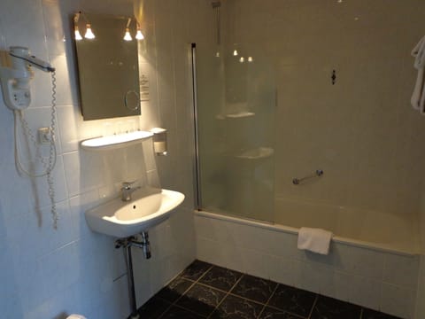 Triple Room | Bathroom | Free toiletries, hair dryer, towels