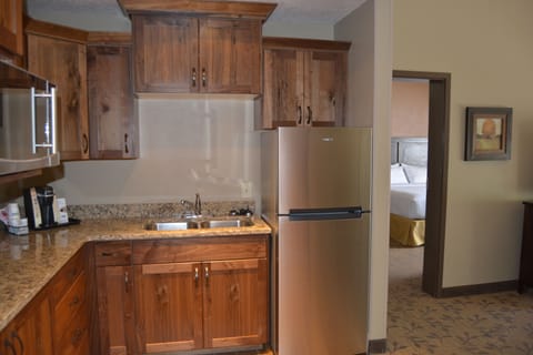 Suite, 1 Bedroom, Jetted Tub (Feature) | Desk, blackout drapes, iron/ironing board, free cribs/infant beds