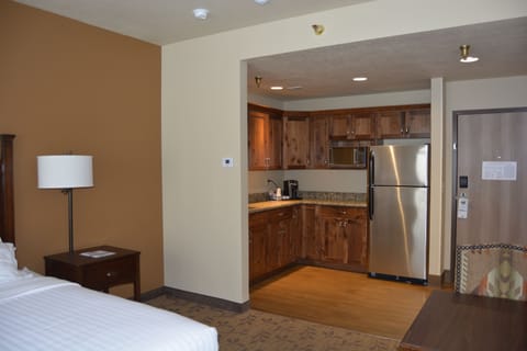 Suite, 1 Bedroom | Desk, blackout drapes, iron/ironing board, free cribs/infant beds