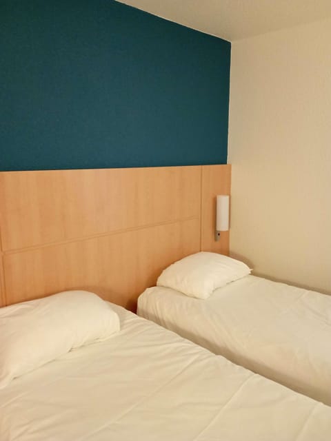 Standard Room, 2 Twin Beds | Desk, soundproofing, iron/ironing board, free WiFi