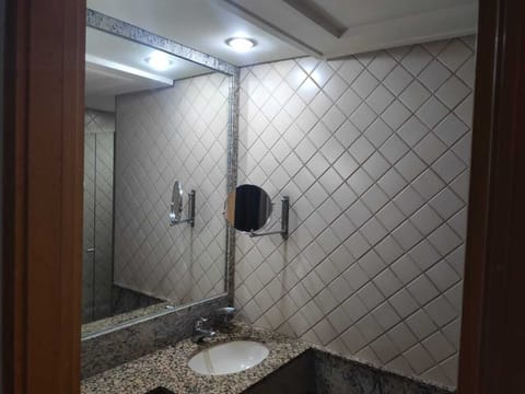 Deluxe Double Room | Bathroom | Shower