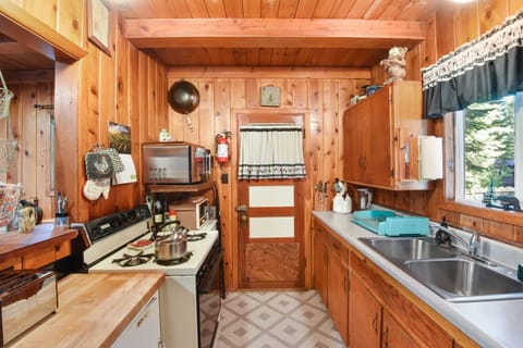 House, Multiple Beds (Chambers Landing Chalet) | Private kitchen | Fridge, microwave, oven, stovetop