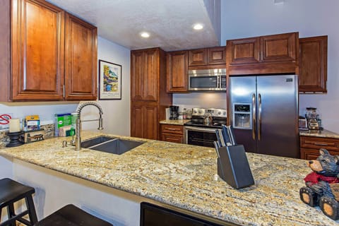 Condo, Multiple Beds, Fireplace, Mountain View (Horizons 4) | Private kitchen | Coffee/tea maker