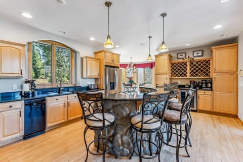 Kitchen: Well-equipped kitchen, stainless steel appliances, kitchen bar w/6 bar stools, wine fridge, drip coffee machine, Keurig