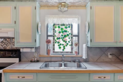 House, 2 Bedrooms | Private kitchen | Fridge, oven, stovetop, coffee/tea maker