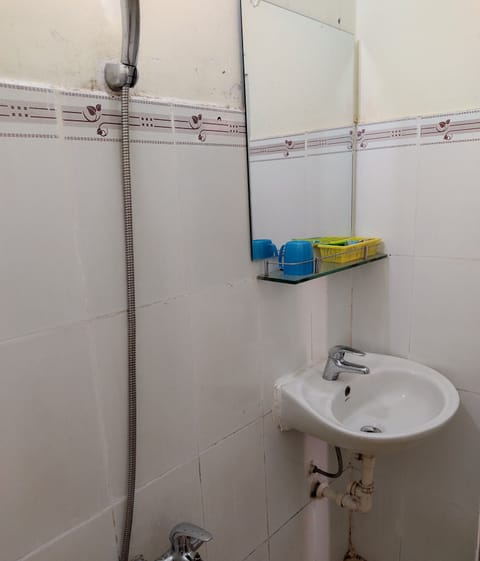 Basic Double Room | Bathroom | Shower, free toiletries, hair dryer, slippers