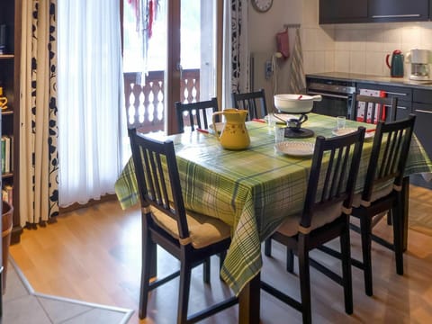 Table, Property, Furniture, Window, Wood, Textile, Interior Design, Chair, Picture Frame, Tableware