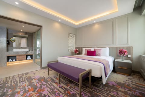 Premium Suite | 1 bedroom, premium bedding, minibar, in-room safe