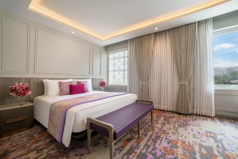 Premium Suite | 1 bedroom, premium bedding, minibar, in-room safe