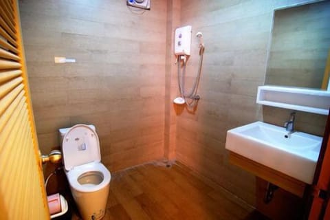 Double Room | Bathroom | Shower, towels