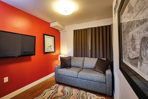 Deluxe Room, 1 King Bed | Living room | 42-inch flat-screen TV with cable channels, TV