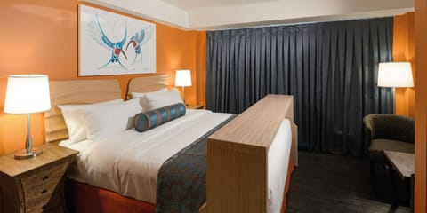 Deluxe Room, 1 Queen Bed | Premium bedding, down comforters, in-room safe, individually decorated