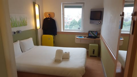 Double Room | Desk, iron/ironing board, free WiFi, bed sheets