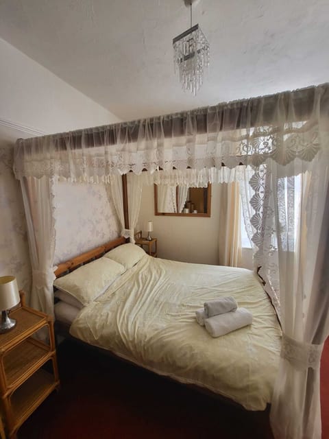 Double Room (Room 7 - 4 Poster Bed) | Individually decorated, individually furnished, soundproofing, free WiFi