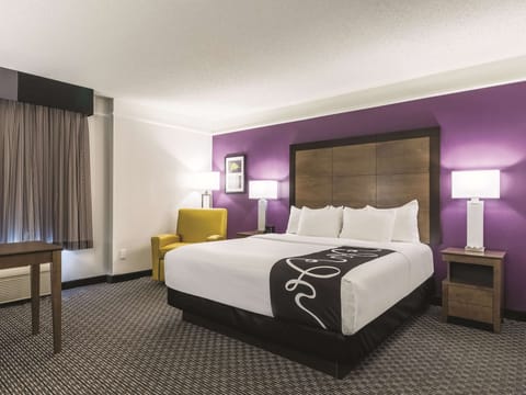 Deluxe Room, 1 King Bed, Non Smoking | 1 bedroom, premium bedding, desk, blackout drapes