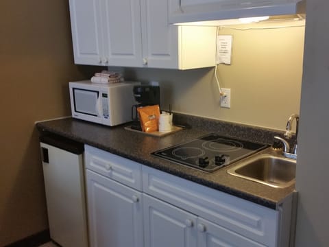 1 Queen + Kitchenette Non-Pet friendly | Private kitchenette | Mini-fridge, microwave, coffee/tea maker