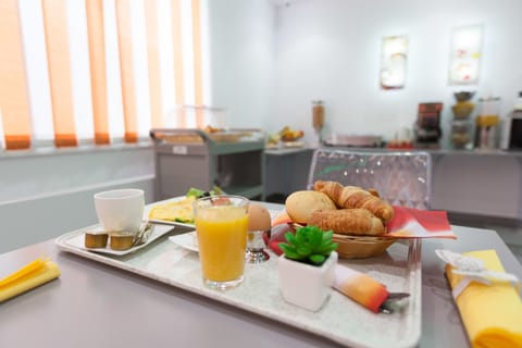 Daily continental breakfast (EUR 10 per person)