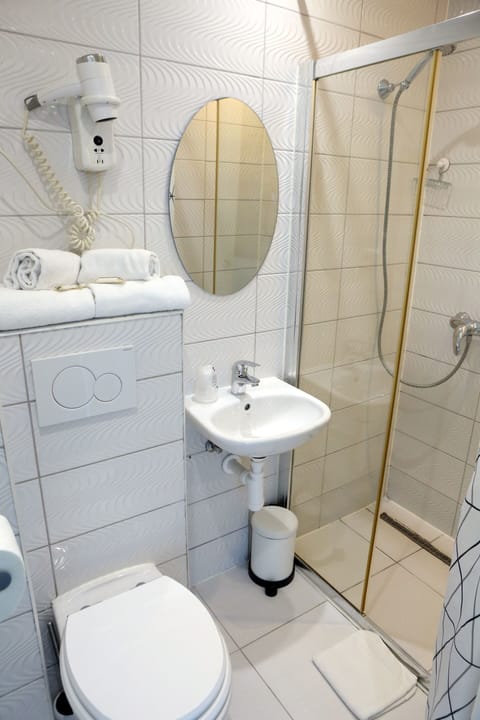 Economy Double Room | Bathroom | Free toiletries, hair dryer, towels