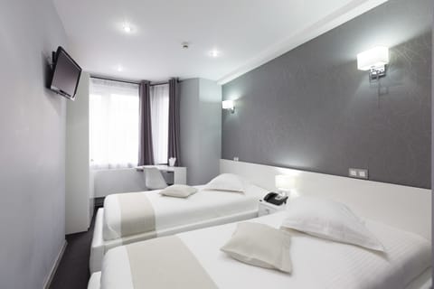 Standard Twin Room | In-room safe, desk, soundproofing, free WiFi