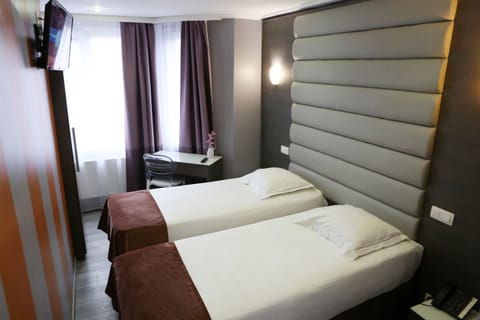 Economy Twin Room | Bathroom | Free toiletries, hair dryer, towels