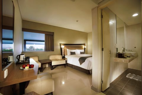 Deluxe Room | 1 bedroom, minibar, in-room safe, desk