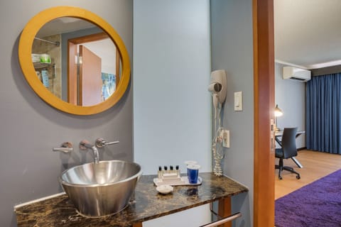 Suite Twin | Bathroom | Combined shower/tub, free toiletries, hair dryer, towels