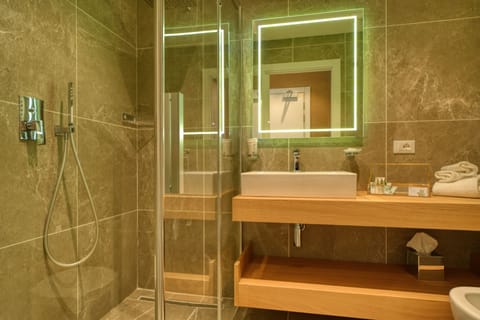 Panoramic Double or Twin Room (Private Rooftop Pool) | Bathroom | Shower, free toiletries, hair dryer, bidet