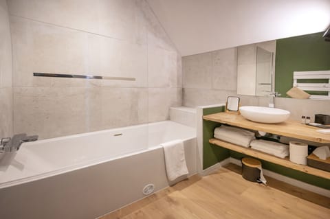 Classic Room | Bathroom | Free toiletries, hair dryer, towels