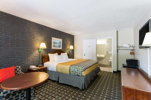 Standard Room, 1 Queen Bed, Smoking | Premium bedding, in-room safe, desk, iron/ironing board